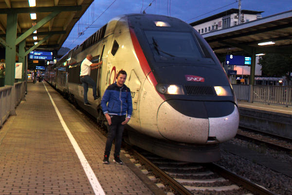 Daniel vor TGV