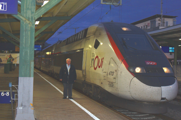 Großvater vor TGV vor der Abfahrt
